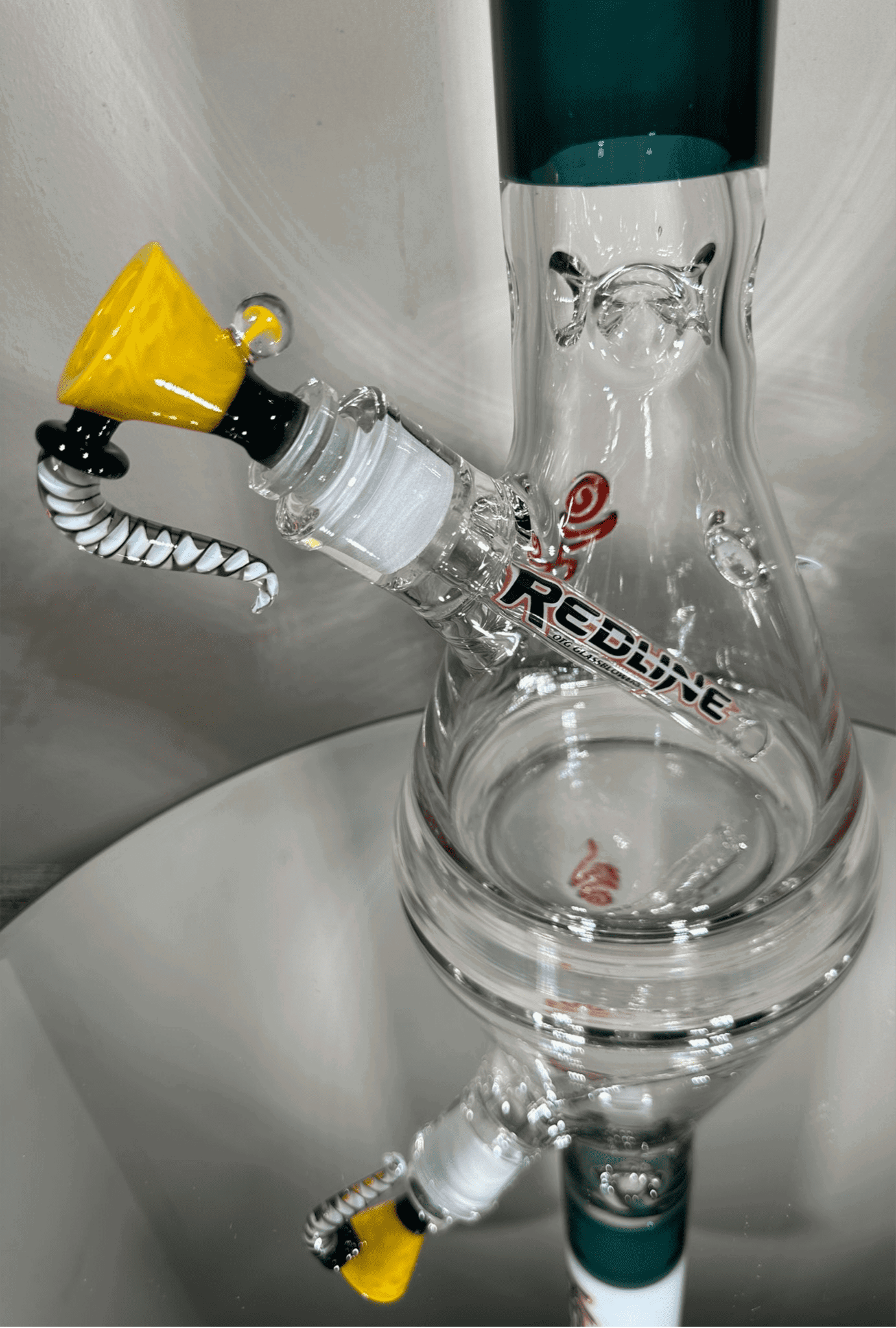 files/16_Redline_White_Beaker_Bong_with_LED_-_GiggleGlass-2064617.png